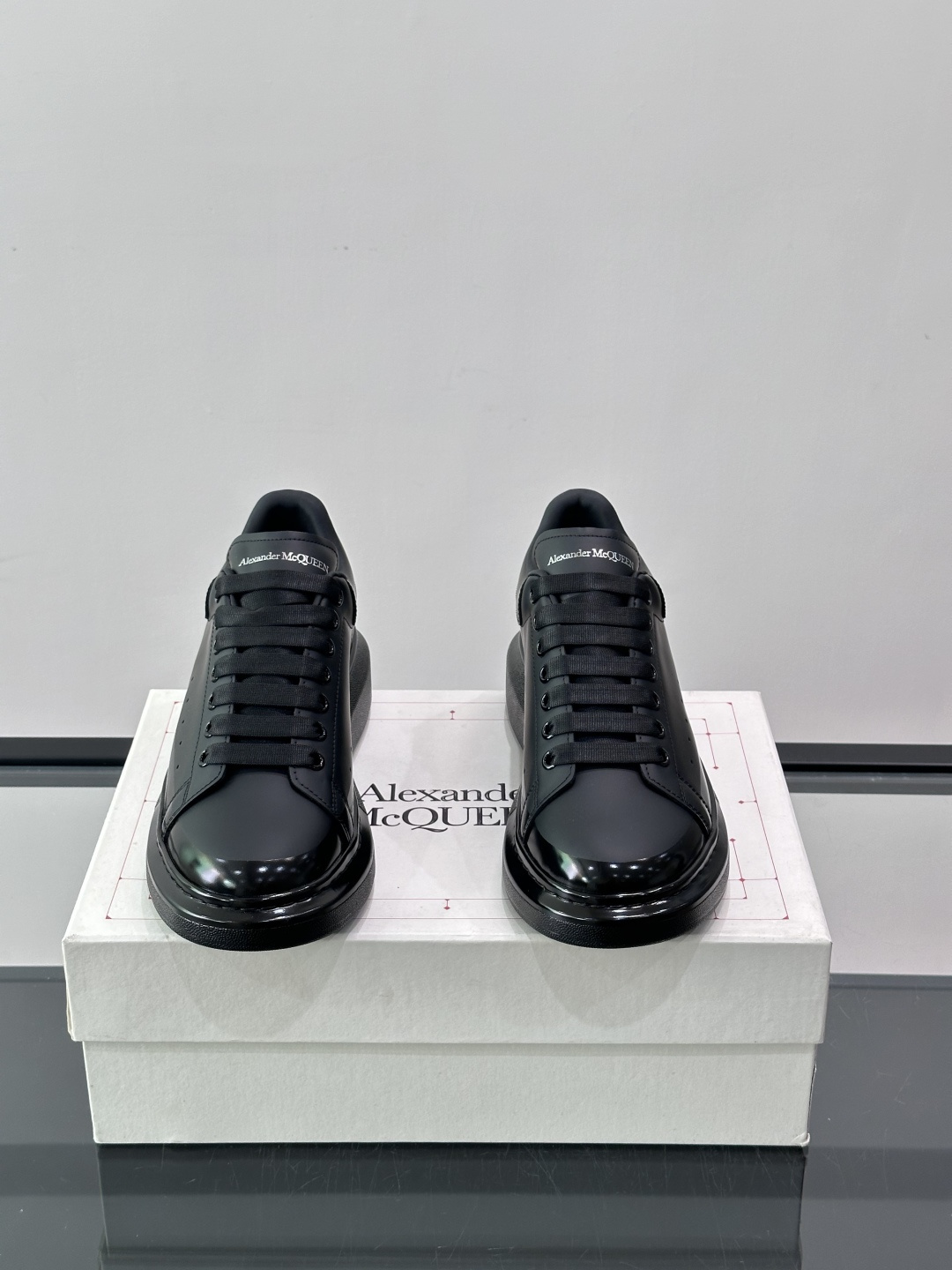 Alexander McQueen厚底板鞋​​🖤这款Alexander McQueen厚底板鞋，黑色皮革