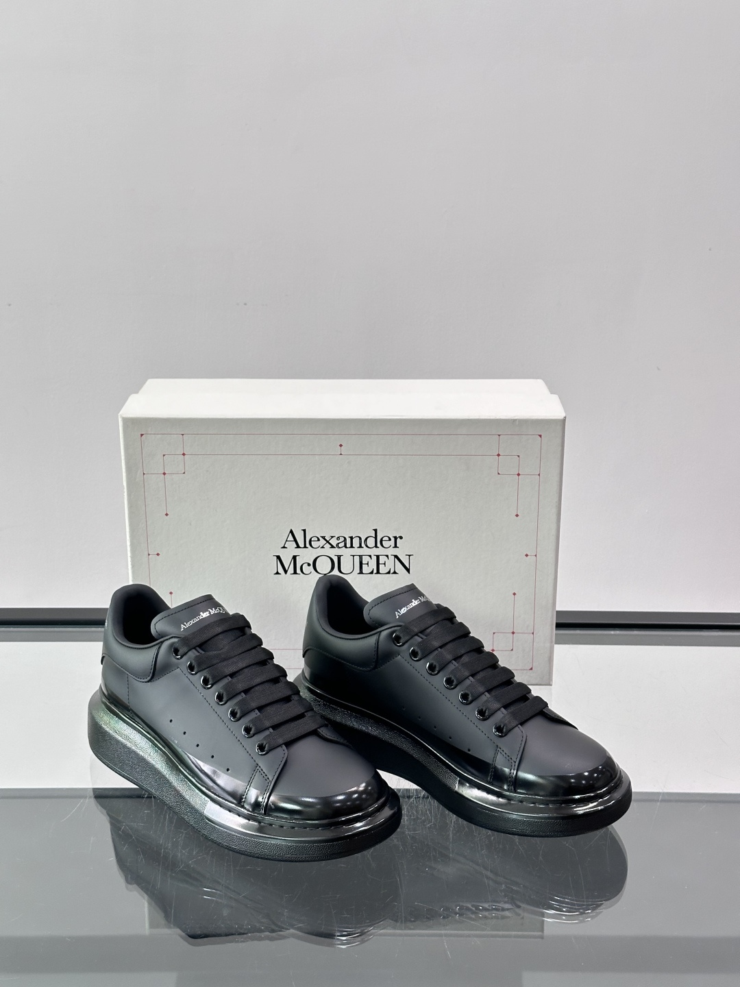 Alexander McQueen厚底板鞋​​🖤这款Alexander McQueen厚底板鞋，黑色皮革
