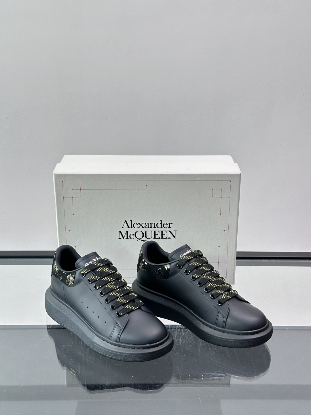 Alexander McQueen厚底板鞋​​🖤这款Alexander McQueen厚底板鞋，黑色皮革