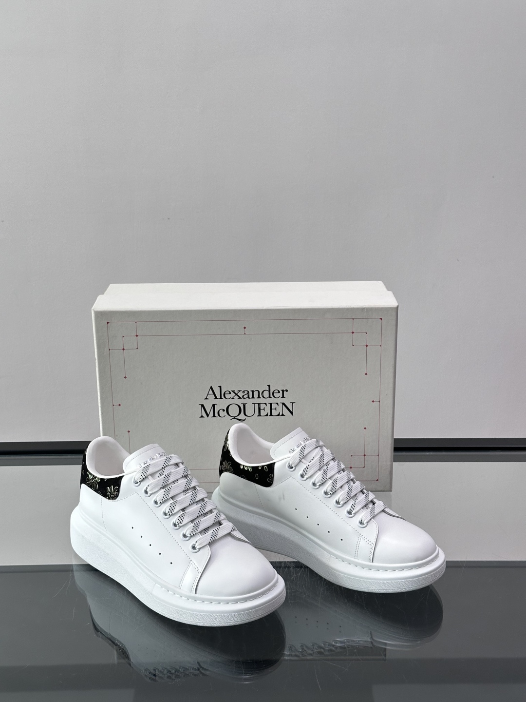 Alexander McQueen厚底板鞋​​🖤这款Alexander McQueen厚底板鞋，黑色皮革