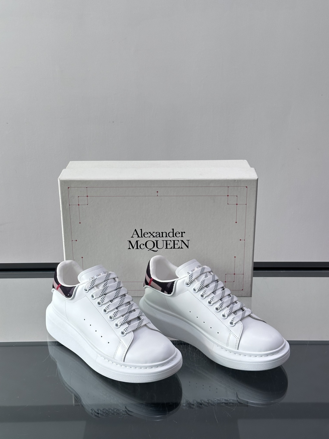 Alexander McQueen厚底板鞋​​🖤这款Alexander McQueen厚底板鞋简约又有辨