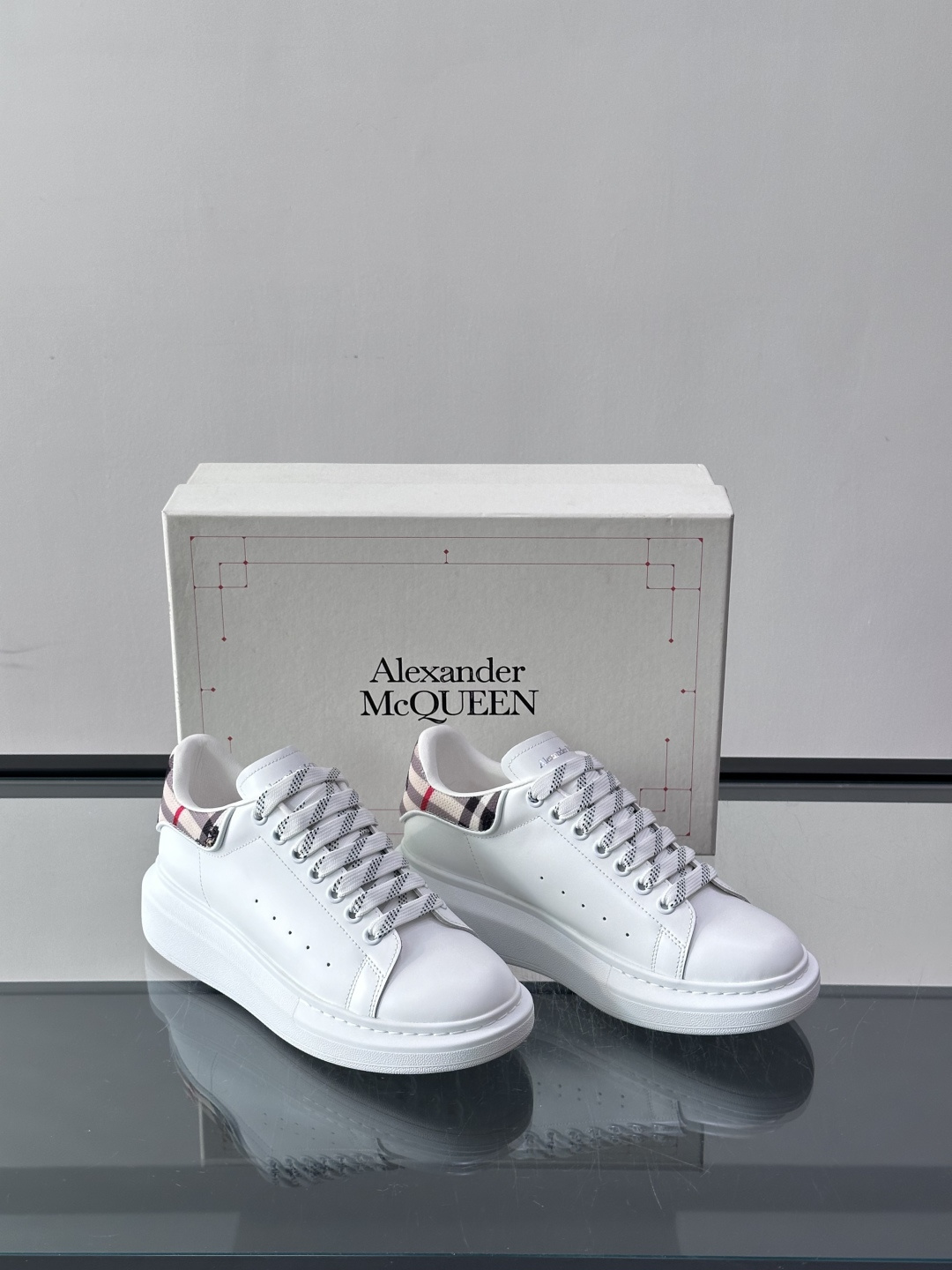 Alexander McQueen厚底板鞋​​🖤这款Alexander McQueen厚底板鞋简约又有辨