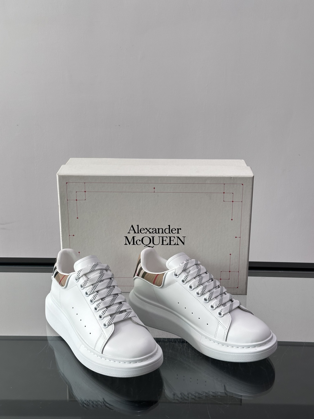 Alexander McQueen厚底板鞋​​🖤这款Alexander McQueen厚底板鞋简约又有辨