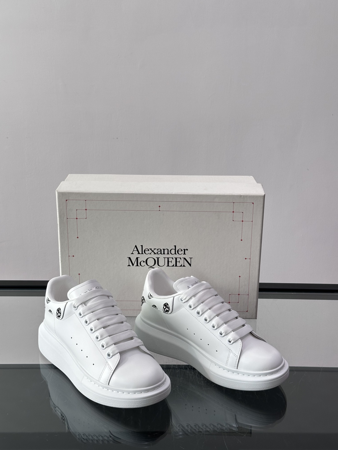 Alexander McQueen厚底板鞋​​🖤这款Alexander McQueen厚底板鞋，简约又有