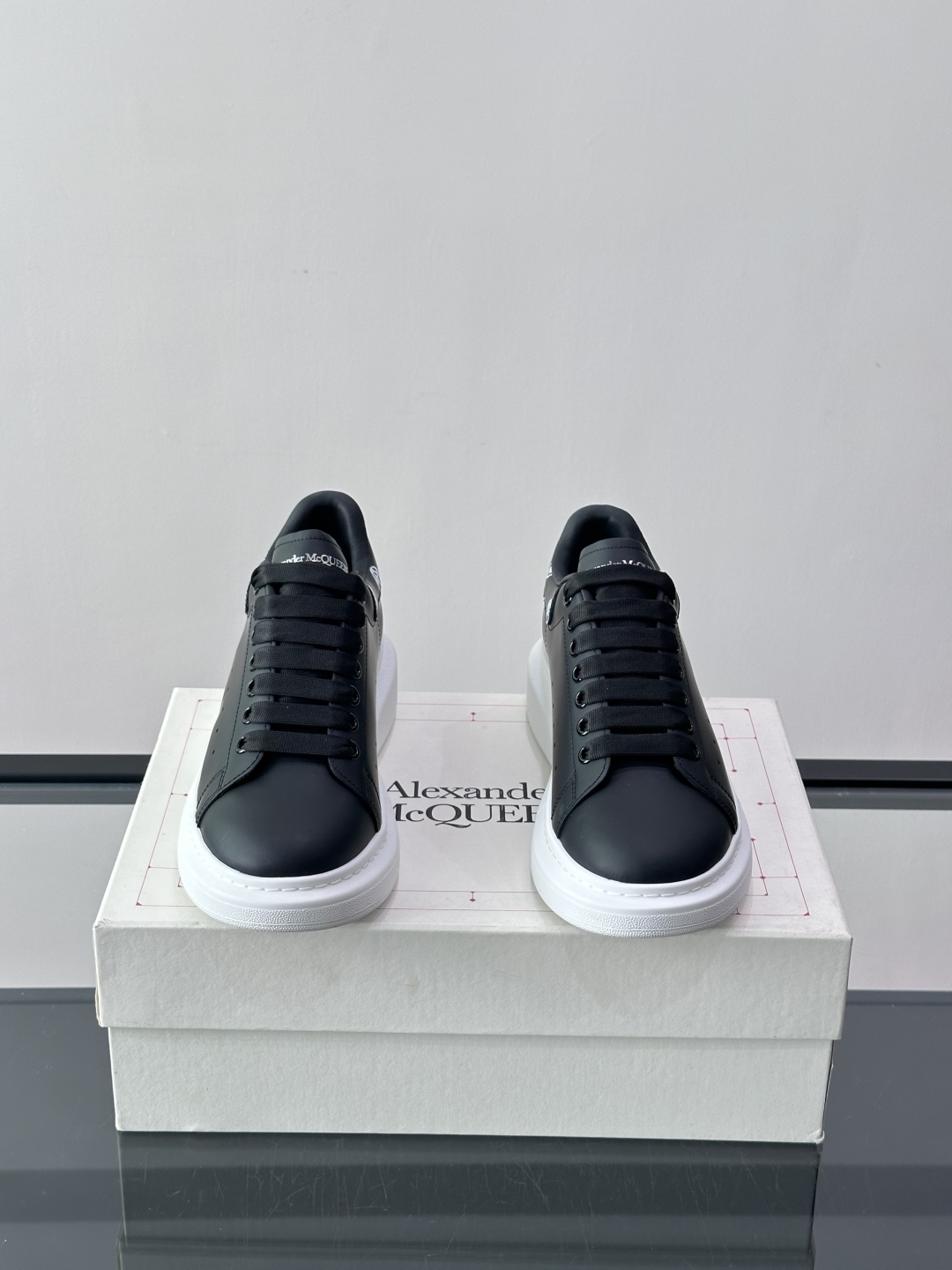 Alexander McQueen厚底板鞋​​🖤这款Alexander McQueen厚底板鞋，简约又有