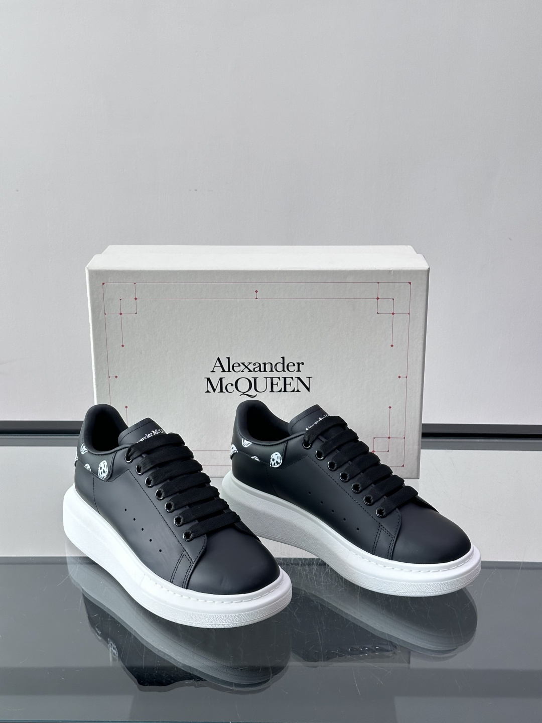 Alexander McQueen厚底板鞋​​🖤这款Alexander McQueen厚底板鞋，简约又有