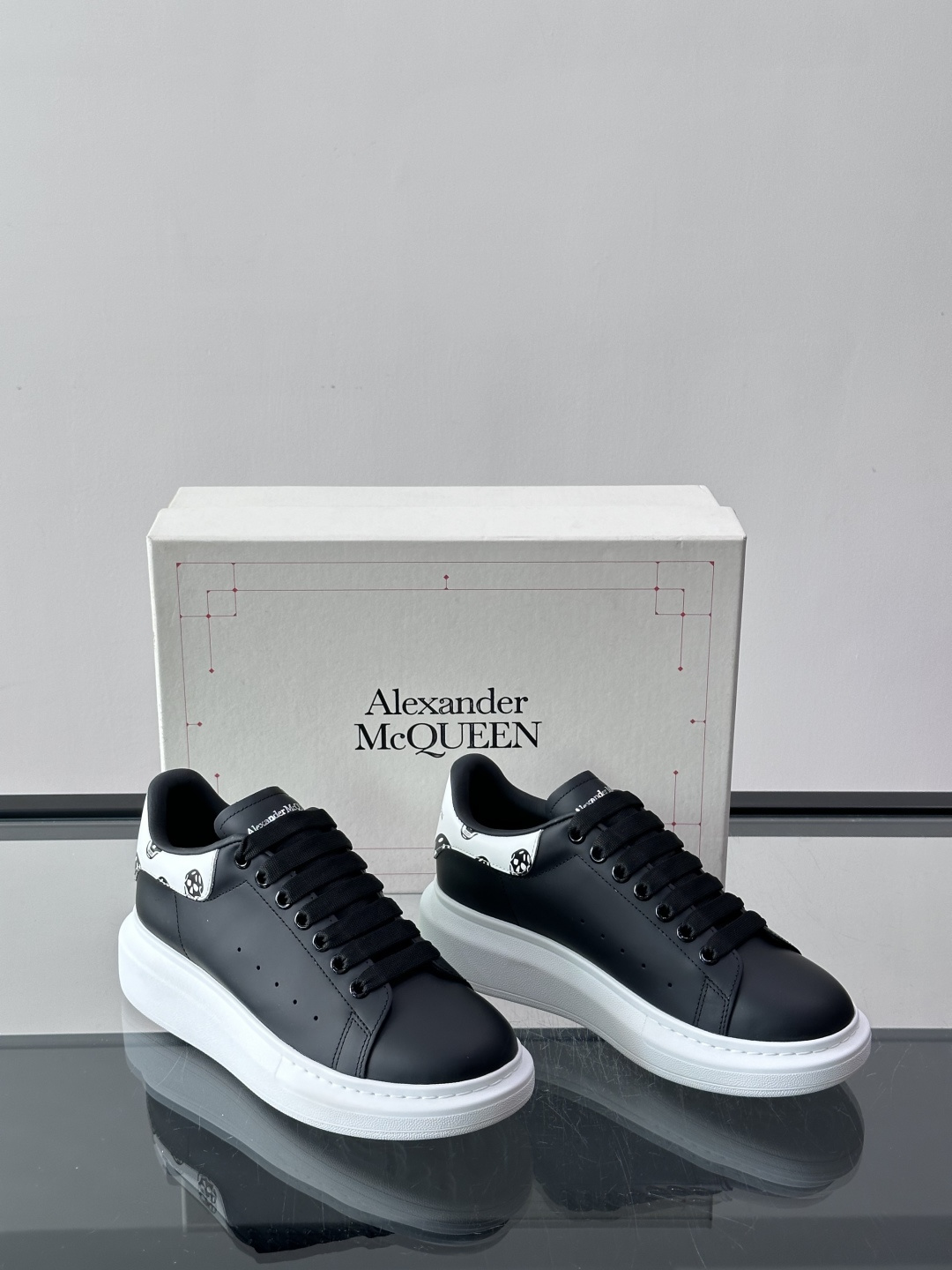 Alexander McQueen厚底板鞋​​🖤这款Alexander McQueen厚底板鞋，简约又有