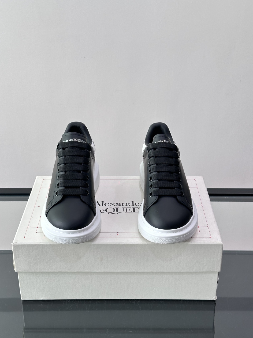 Alexander McQueen厚底板鞋​​🖤这款Alexander McQueen厚底板鞋，简约又有