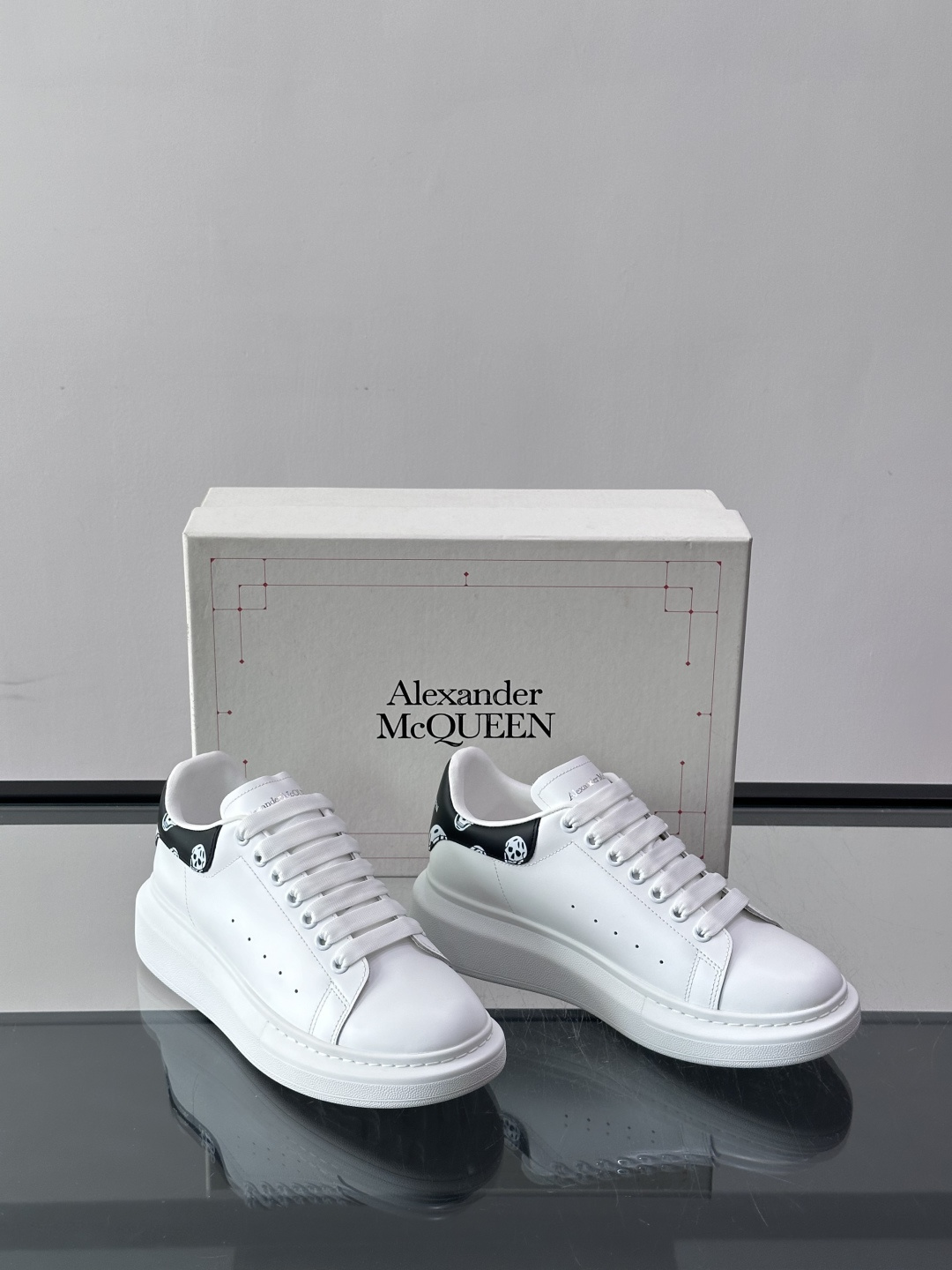 Alexander McQueen厚底板鞋​​🖤这款Alexander McQueen厚底板鞋，简约又有