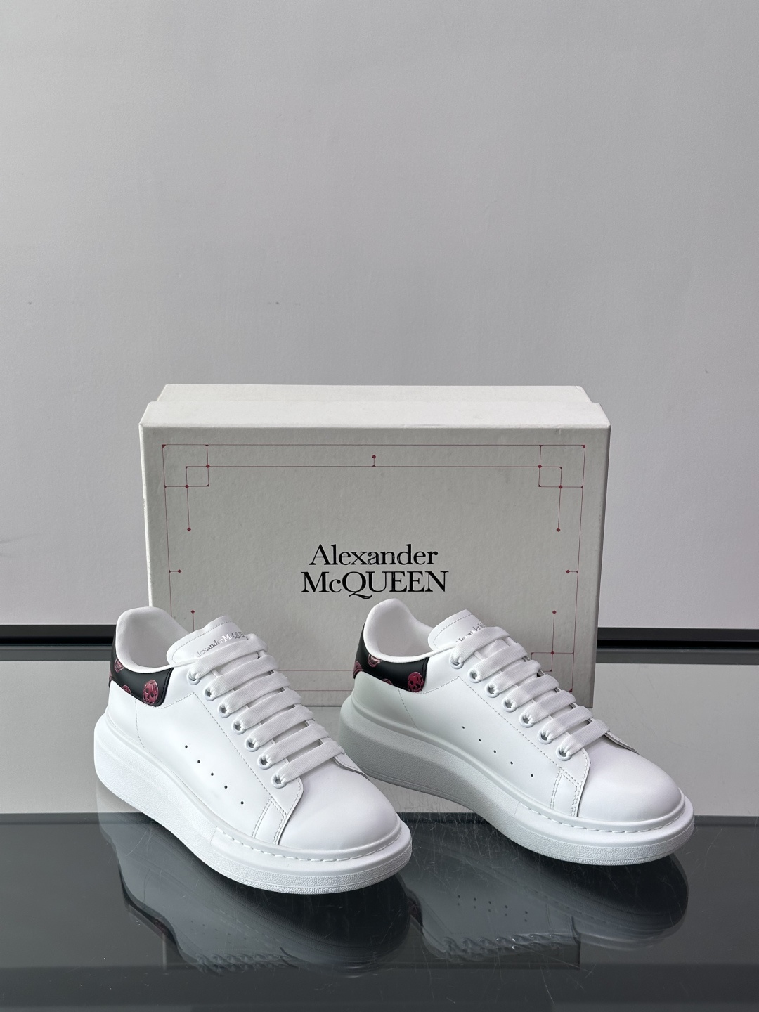 Alexander McQueen厚底板鞋​​🖤这款Alexander McQueen厚底板鞋，简约又有