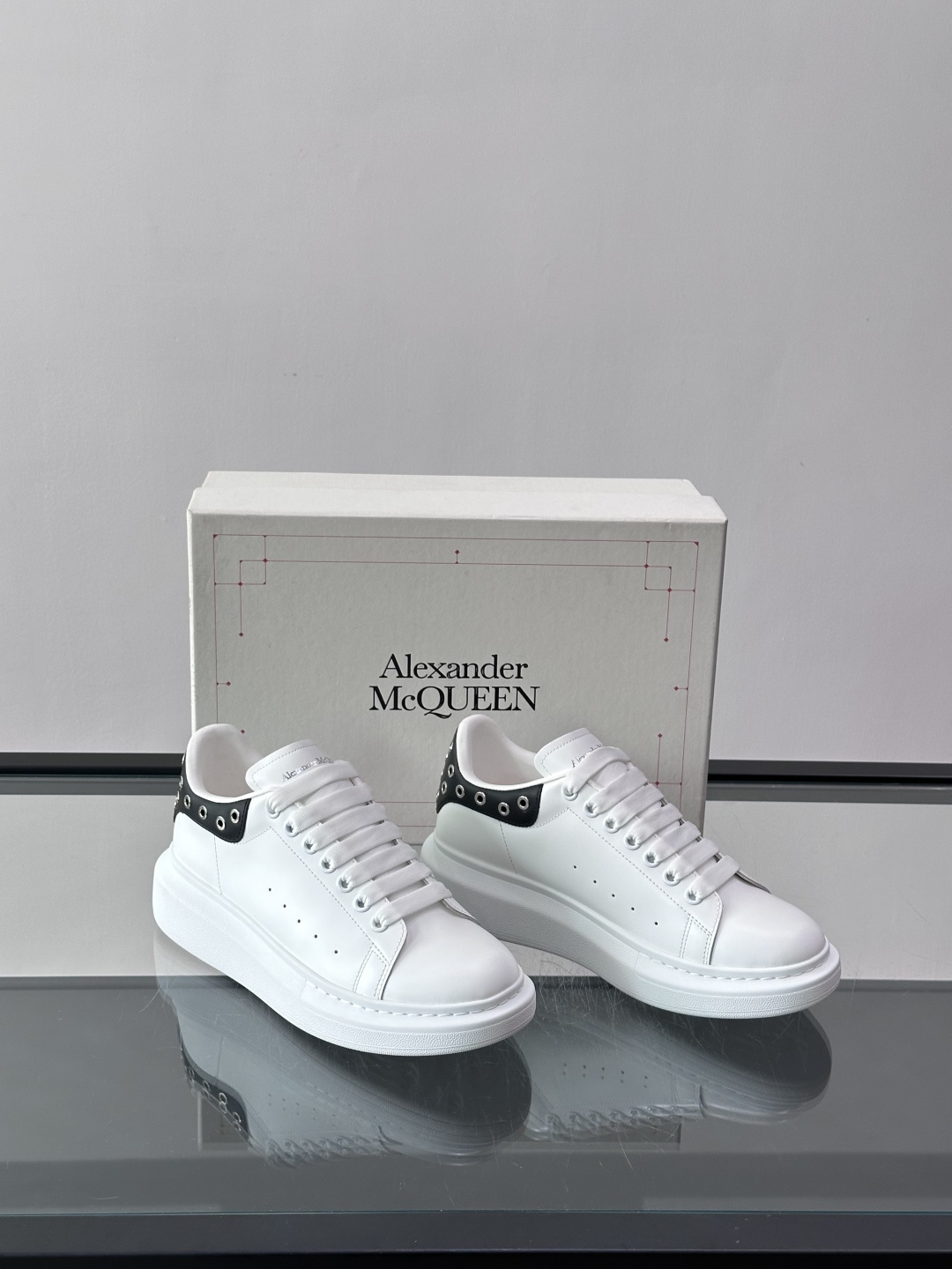 Alexander McQueen厚底板鞋​​🖤这款Alexander McQueen厚底板鞋，黑色皮革
