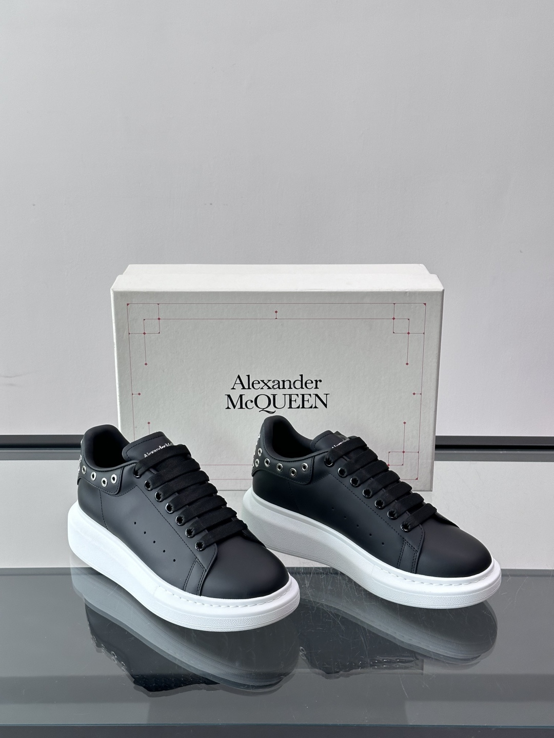 Alexander McQueen厚底板鞋​​🖤这款Alexander McQueen厚底板鞋，黑色皮革