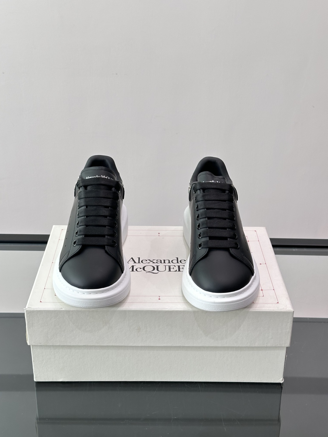 Alexander McQueen厚底板鞋​​🖤这款Alexander McQueen厚底板鞋，黑色皮革