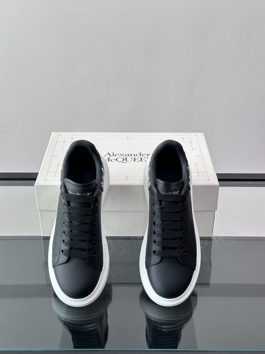 Alexander McQueen厚底板鞋​​🖤这款Alexander McQueen厚底板鞋，黑色皮革