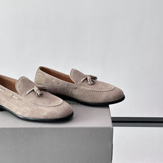 Brunello Cucinelli 男士一脚蹬休闲鞋👟柔软麂皮鞋面,内里皮革,穿着舒适,橡胶鞋底耐磨又 Brunello Cucinelli 男士一脚蹬休闲鞋👟柔软麂皮鞋面,内里皮革,穿着舒适,橡胶鞋底耐磨又