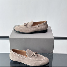 Brunello Cucinelli 男士一脚蹬休闲鞋👟柔软麂皮鞋面,内里皮革,穿着舒适,橡胶鞋底耐磨又 Brunello Cucinelli 男士一脚蹬休闲鞋👟柔软麂皮鞋面,内里皮革,穿着舒适,橡胶鞋底耐磨又