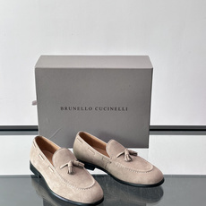 Brunello Cucinelli 男士一脚蹬休闲鞋👟柔软麂皮鞋面,内里皮革,穿着舒适,橡胶鞋底耐磨又 Brunello Cucinelli 男士一脚蹬休闲鞋👟柔软麂皮鞋面,内里皮革,穿着舒适,橡胶鞋底耐磨又