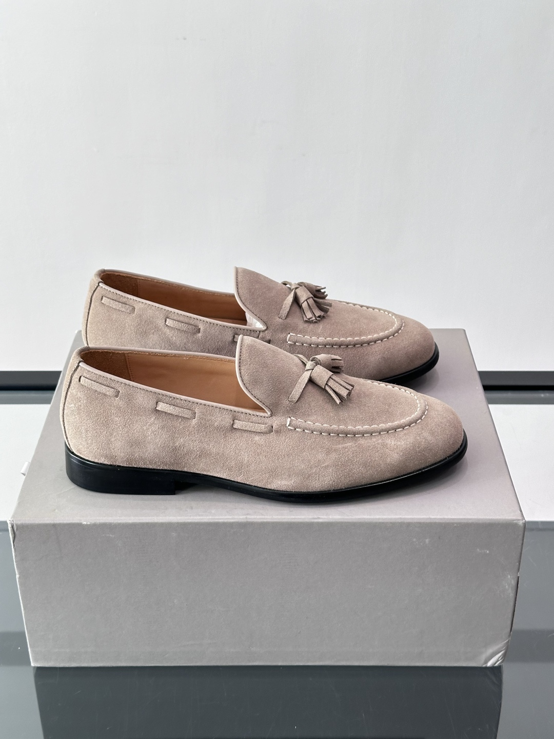 Brunello Cucinelli 男士一脚蹬休闲鞋👟柔软麂皮鞋面，内里皮革，穿着舒适，橡胶鞋底耐磨又