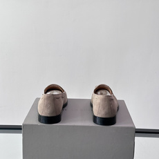 Brunello Cucinelli 男士一脚蹬休闲鞋👟柔软麂皮鞋面,内里皮革,穿着舒适,橡胶鞋底耐磨又 Brunello Cucinelli 男士一脚蹬休闲鞋👟柔软麂皮鞋面,内里皮革,穿着舒适,橡胶鞋底耐磨又