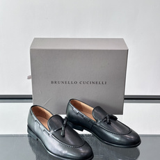 Brunello Cucinelli 男士一脚蹬休闲鞋👟柔软麂皮鞋面,内里皮革,穿着舒适,橡胶鞋底耐磨又 Brunello Cucinelli 男士一脚蹬休闲鞋👟柔软麂皮鞋面,内里皮革,穿着舒适,橡胶鞋底耐磨又
