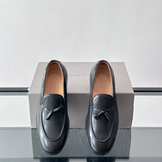 Brunello Cucinelli 男士一脚蹬休闲鞋👟柔软麂皮鞋面,内里皮革,穿着舒适,橡胶鞋底耐磨又 Brunello Cucinelli 男士一脚蹬休闲鞋👟柔软麂皮鞋面,内里皮革,穿着舒适,橡胶鞋底耐磨又