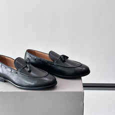 Brunello Cucinelli 男士一脚蹬休闲鞋👟柔软麂皮鞋面,内里皮革,穿着舒适,橡胶鞋底耐磨又 Brunello Cucinelli 男士一脚蹬休闲鞋👟柔软麂皮鞋面,内里皮革,穿着舒适,橡胶鞋底耐磨又