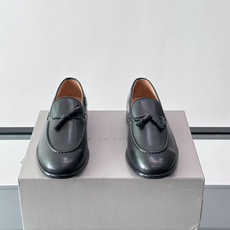 Brunello Cucinelli 男士一脚蹬休闲鞋👟柔软麂皮鞋面,内里皮革,穿着舒适,橡胶鞋底耐磨又 Brunello Cucinelli 男士一脚蹬休闲鞋👟柔软麂皮鞋面,内里皮革,穿着舒适,橡胶鞋底耐磨又