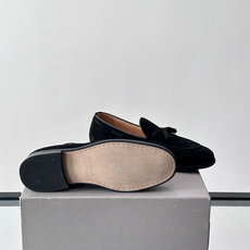 Brunello Cucinelli 男士一脚蹬休闲鞋👟柔软麂皮鞋面,内里皮革,穿着舒适,橡胶鞋底耐磨又 Brunello Cucinelli 男士一脚蹬休闲鞋👟柔软麂皮鞋面,内里皮革,穿着舒适,橡胶鞋底耐磨又