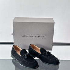 Brunello Cucinelli 男士一脚蹬休闲鞋👟柔软麂皮鞋面,内里皮革,穿着舒适,橡胶鞋底耐磨又 Brunello Cucinelli 男士一脚蹬休闲鞋👟柔软麂皮鞋面,内里皮革,穿着舒适,橡胶鞋底耐磨又