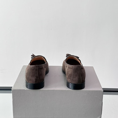 Brunello Cucinelli 男士一脚蹬休闲鞋👟柔软麂皮鞋面,内里皮革,穿着舒适,橡胶鞋底耐磨又 Brunello Cucinelli 男士一脚蹬休闲鞋👟柔软麂皮鞋面,内里皮革,穿着舒适,橡胶鞋底耐磨又