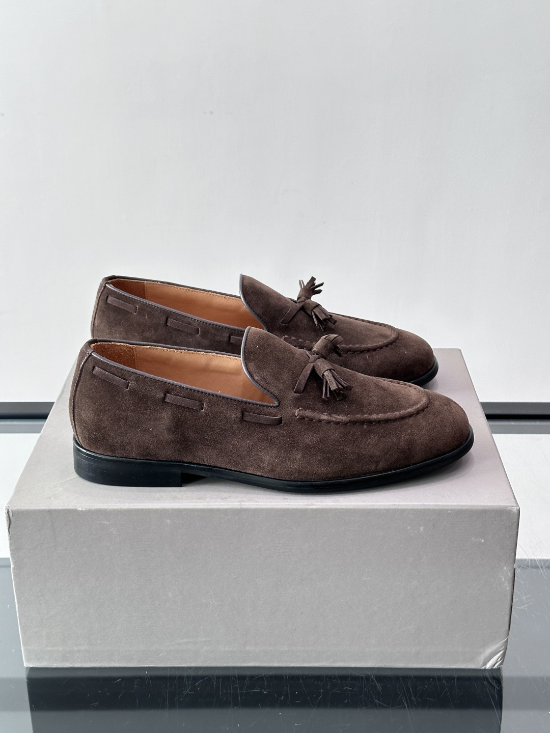 Brunello Cucinelli 男士一脚蹬休闲鞋👟柔软麂皮鞋面，内里皮革，穿着舒适，橡胶鞋底耐磨又