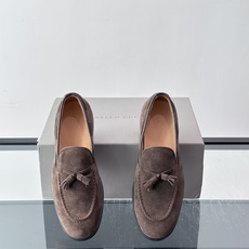 Brunello Cucinelli 男士一脚蹬休闲鞋👟柔软麂皮鞋面,内里皮革,穿着舒适,橡胶鞋底耐磨又 Brunello Cucinelli 男士一脚蹬休闲鞋👟柔软麂皮鞋面,内里皮革,穿着舒适,橡胶鞋底耐磨又