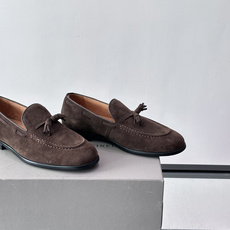 Brunello Cucinelli 男士一脚蹬休闲鞋👟柔软麂皮鞋面,内里皮革,穿着舒适,橡胶鞋底耐磨又 Brunello Cucinelli 男士一脚蹬休闲鞋👟柔软麂皮鞋面,内里皮革,穿着舒适,橡胶鞋底耐磨又