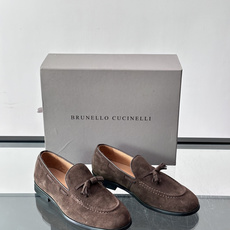 Brunello Cucinelli 男士一脚蹬休闲鞋👟柔软麂皮鞋面,内里皮革,穿着舒适,橡胶鞋底耐磨又 Brunello Cucinelli 男士一脚蹬休闲鞋👟柔软麂皮鞋面,内里皮革,穿着舒适,橡胶鞋底耐磨又