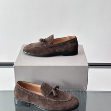 Brunello Cucinelli 男士一脚蹬休闲鞋👟柔软麂皮鞋面,内里皮革,穿着舒适,橡胶鞋底耐磨又 Brunello Cucinelli 男士一脚蹬休闲鞋👟柔软麂皮鞋面,内里皮革,穿着舒适,橡胶鞋底耐磨又