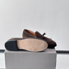 Brunello Cucinelli 男士一脚蹬休闲鞋👟柔软麂皮鞋面,内里皮革,穿着舒适,橡胶鞋底耐磨又 Brunello Cucinelli 男士一脚蹬休闲鞋👟柔软麂皮鞋面,内里皮革,穿着舒适,橡胶鞋底耐磨又