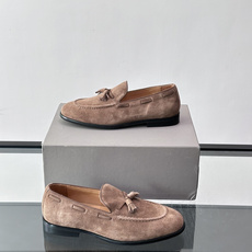 Brunello Cucinelli 男士一脚蹬休闲鞋👟柔软麂皮鞋面,内里皮革,穿着舒适,橡胶鞋底耐磨又 Brunello Cucinelli 男士一脚蹬休闲鞋👟柔软麂皮鞋面,内里皮革,穿着舒适,橡胶鞋底耐磨又