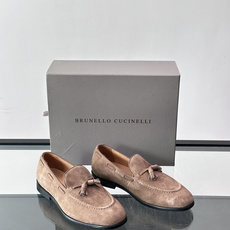 Brunello Cucinelli 男士一脚蹬休闲鞋👟柔软麂皮鞋面,内里皮革,穿着舒适,橡胶鞋底耐磨又 Brunello Cucinelli 男士一脚蹬休闲鞋👟柔软麂皮鞋面,内里皮革,穿着舒适,橡胶鞋底耐磨又