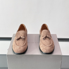 Brunello Cucinelli 男士一脚蹬休闲鞋👟柔软麂皮鞋面,内里皮革,穿着舒适,橡胶鞋底耐磨又 Brunello Cucinelli 男士一脚蹬休闲鞋👟柔软麂皮鞋面,内里皮革,穿着舒适,橡胶鞋底耐磨又