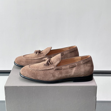 Brunello Cucinelli 男士一脚蹬休闲鞋👟柔软麂皮鞋面,内里皮革,穿着舒适,橡胶鞋底耐磨又 Brunello Cucinelli 男士一脚蹬休闲鞋👟柔软麂皮鞋面,内里皮革,穿着舒适,橡胶鞋底耐磨又