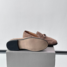 Brunello Cucinelli 男士一脚蹬休闲鞋👟柔软麂皮鞋面,内里皮革,穿着舒适,橡胶鞋底耐磨又 Brunello Cucinelli 男士一脚蹬休闲鞋👟柔软麂皮鞋面,内里皮革,穿着舒适,橡胶鞋底耐磨又