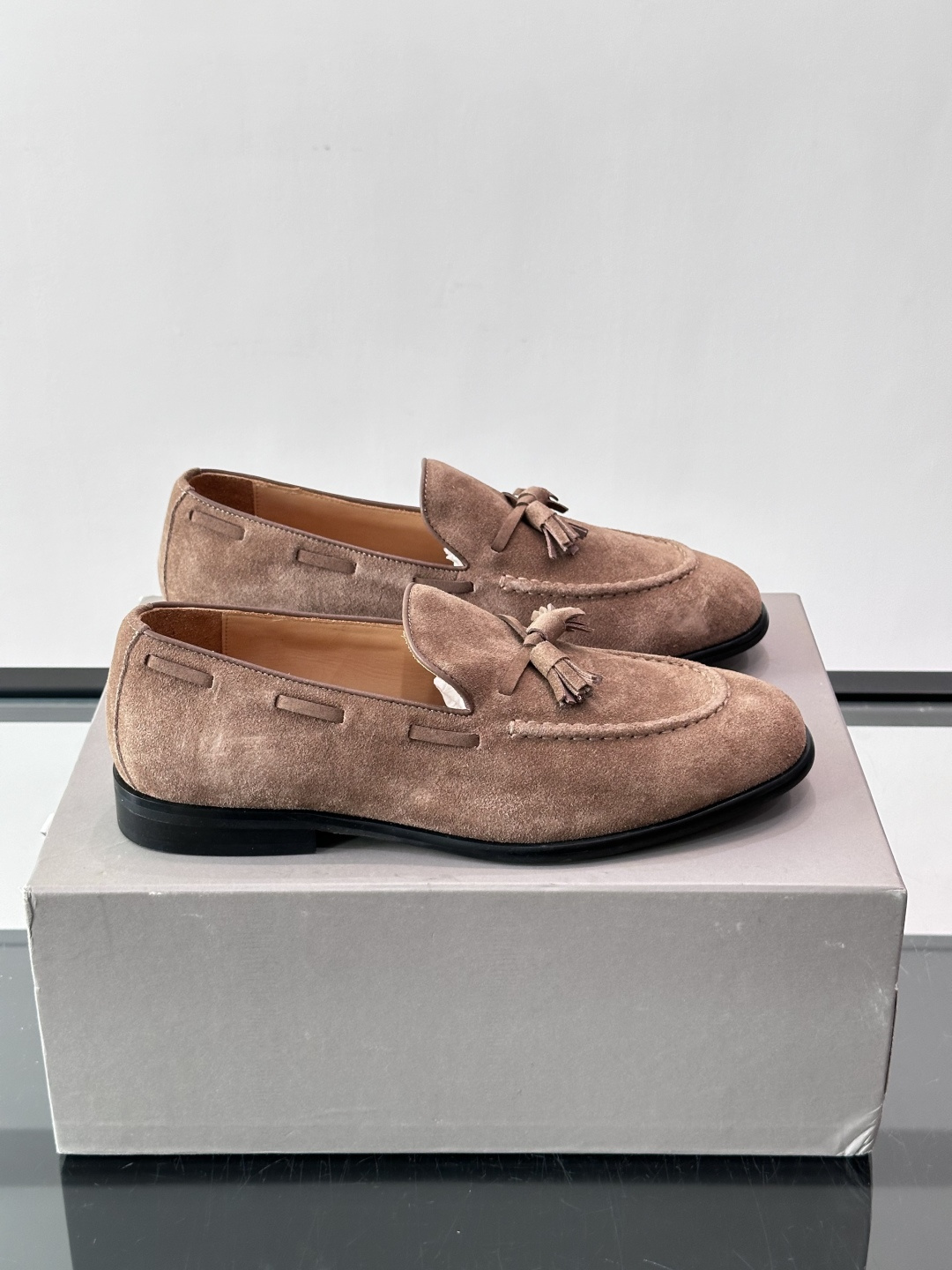 Brunello Cucinelli 男士一脚蹬休闲鞋👟柔软麂皮鞋面，内里皮革，穿着舒适，橡胶鞋底耐磨又