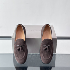 Brunello Cucinelli 男士一脚蹬休闲鞋👟柔软麂皮鞋面,内里皮革,穿着舒适,橡胶鞋底耐磨又 Brunello Cucinelli 男士一脚蹬休闲鞋👟柔软麂皮鞋面,内里皮革,穿着舒适,橡胶鞋底耐磨又