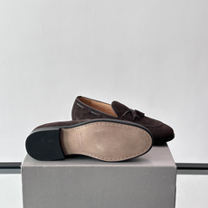 Brunello Cucinelli 男士一脚蹬休闲鞋👟柔软麂皮鞋面,内里皮革,穿着舒适,橡胶鞋底耐磨又 Brunello Cucinelli 男士一脚蹬休闲鞋👟柔软麂皮鞋面,内里皮革,穿着舒适,橡胶鞋底耐磨又