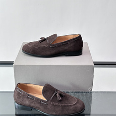 Brunello Cucinelli 男士一脚蹬休闲鞋👟柔软麂皮鞋面,内里皮革,穿着舒适,橡胶鞋底耐磨又 Brunello Cucinelli 男士一脚蹬休闲鞋👟柔软麂皮鞋面,内里皮革,穿着舒适,橡胶鞋底耐磨又