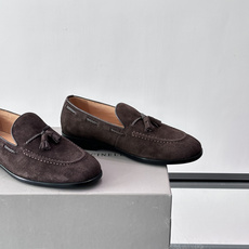 Brunello Cucinelli 男士一脚蹬休闲鞋👟柔软麂皮鞋面,内里皮革,穿着舒适,橡胶鞋底耐磨又 Brunello Cucinelli 男士一脚蹬休闲鞋👟柔软麂皮鞋面,内里皮革,穿着舒适,橡胶鞋底耐磨又