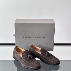 Brunello Cucinelli 男士一脚蹬休闲鞋👟柔软麂皮鞋面,内里皮革,穿着舒适,橡胶鞋底耐磨又 Brunello Cucinelli 男士一脚蹬休闲鞋👟柔软麂皮鞋面,内里皮革,穿着舒适,橡胶鞋底耐磨又