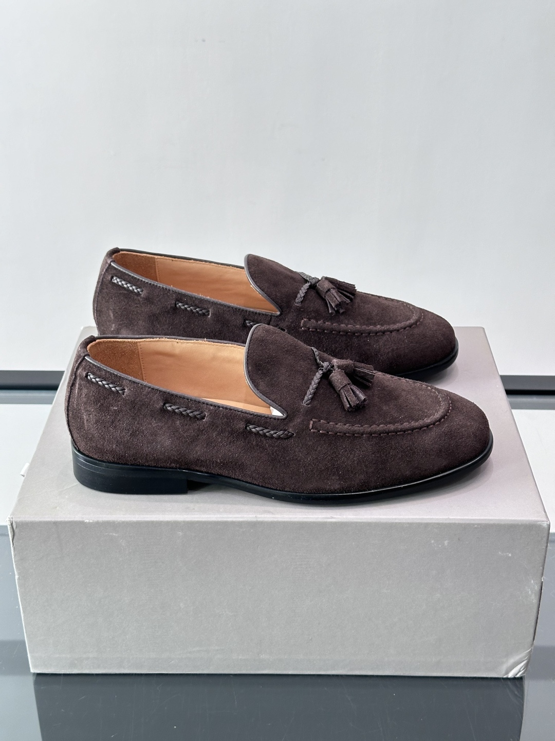 Brunello Cucinelli 男士一脚蹬休闲鞋👟柔软麂皮鞋面，内里皮革，穿着舒适，橡胶鞋底耐磨又