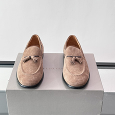 Brunello Cucinelli 男士一脚蹬休闲鞋👟柔软麂皮鞋面,内里皮革,穿着舒适,橡胶鞋底耐磨又 Brunello Cucinelli 男士一脚蹬休闲鞋👟柔软麂皮鞋面,内里皮革,穿着舒适,橡胶鞋底耐磨又
