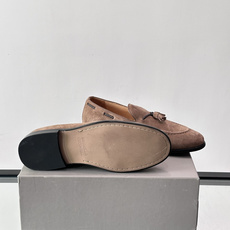 Brunello Cucinelli 男士一脚蹬休闲鞋👟柔软麂皮鞋面,内里皮革,穿着舒适,橡胶鞋底耐磨又 Brunello Cucinelli 男士一脚蹬休闲鞋👟柔软麂皮鞋面,内里皮革,穿着舒适,橡胶鞋底耐磨又